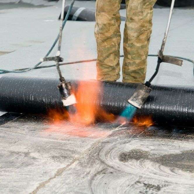 Plat dak branden door dakdekker in Mierlo