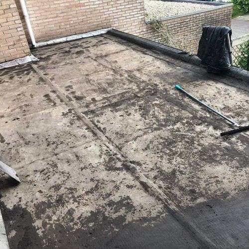 Schoonmaken van een plat dak in Mierlo
